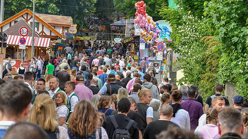 Der Berg in Erlangen war  gut besucht, allerdings nicht viel mehr als bei den letzten Malen. Angesichts der steigenden Zahlen steht die Frage im Raum:  Ist die Bergkirchweih  ein Superspreader?