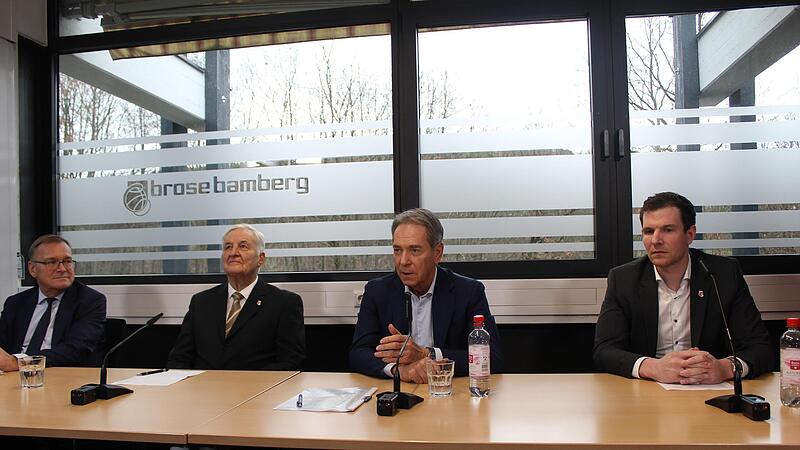 Sie &auml;u&szlig;erten sich zur Zukunft von Brose Bamberg (von links): Oberb&uuml;rbermeister Andreas Starke, der zur&uuml;ckgetrene Vereinspr&auml;sident Norbert Sieben, Aufsichtsratsvorsitzender Michael Stoschek und Gesch&auml;ftsf&uuml;hrer Philipp H&ouml;hne.