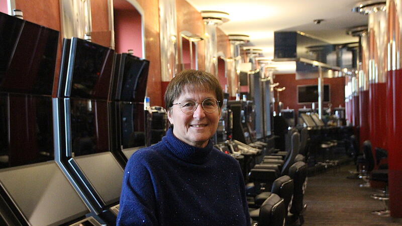 Die Direktorin der Spielbank Bad Kissingen, Marina Klein, im Automatensaal. Dort wurden 2023 8,4 Millionen Euro erzielt.