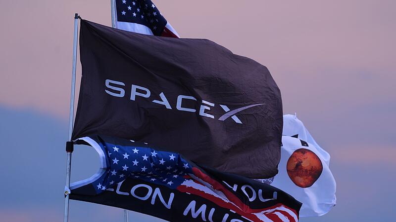Flaggen: SpaceX, Elon Musk Flaggen: SpaceX, Elon Musk