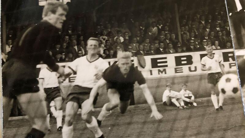 Flugkopfball „Atze“ Bauer! Sepp Maier (links) hat keine Chance, der Ball landet im langen Eck. Der blonde Neustadter traf im Freundschaftsspiel gegen den FC Bayern München 1968 gleich zweimal für den VfB Coburg (Endstand 3:4). Flugkopfball „Atze“ Bauer! Sepp Maier (links) hat keine Chance, der Ball landet im langen Eck. Der blonde Neustadter traf im Freundschaftsspiel gegen den FC Bayern München 1968 gleich zweimal für den VfB Coburg (Endstand 3:4).