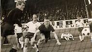 Flugkopfball „Atze“ Bauer! Sepp Maier (links) hat keine Chance, der Ball landet im langen Eck. Der blonde Neustadter traf im Freundschaftsspiel gegen den FC Bayern München 1968 gleich zweimal für den VfB Coburg (Endstand 3:4).