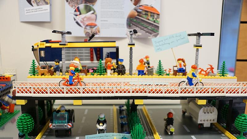 Als Lego-Modell gibt es die StUB bereits - zumindest abschnittsweise.   Im Rahmen einer Planungswerkstatt bauten Kinder und Jugendliche vor einem Jahr ihre Visionen mit den bunten Plastik-Steinen auf. Inzwischen ist auch der Ostast wieder im Gespräch.