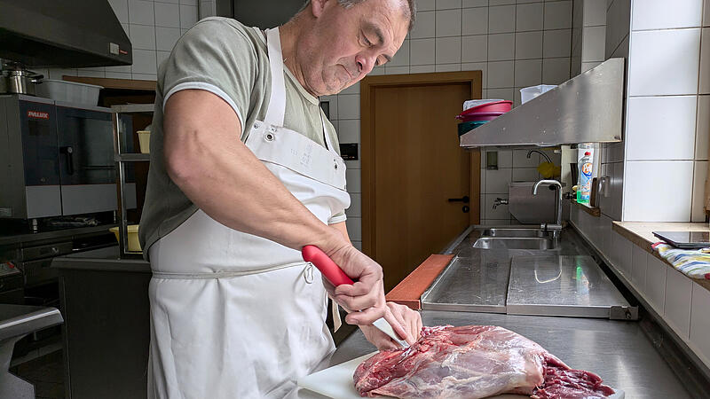 Manfred Mirschberger vom Gasthaus J&auml;gersruh in Hesselberg bereitet in seiner K&uuml;che nur Wildbret aus seiner eigenen Jagd zu.
