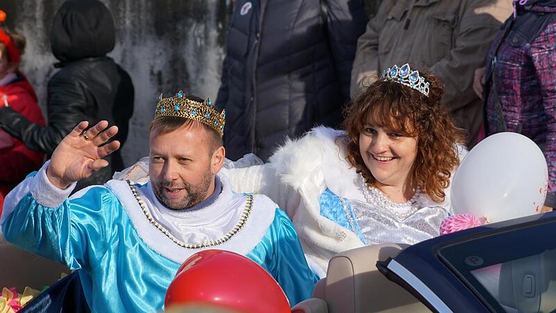Am Vormittag noch auf dem Standesamt und dann im Umzugstrubel: Ehe- und Prinzenpaar Katrin I. und Heiko I.