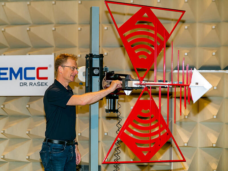 Die Antenne ist ausgerichtet, der Prüfling könnte kommen: Mit-Geschäftsführer Andreas Abach erklärt bei einem Besuch in den heiligen Hallen der Firma EMCC Dr. Rašek, warum sie für die internationale Sicherheit unverzichtbar ist.
