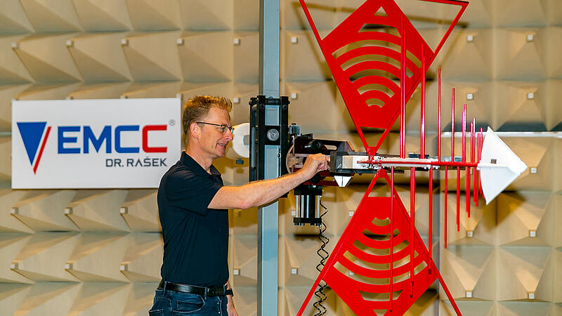 Die Antenne ist ausgerichtet, der Pr&uuml;fling k&ouml;nnte kommen: Mit-Gesch&auml;ftsf&uuml;hrer Andreas Abach erkl&auml;rt bei einem Besuch in den heiligen Hallen der Firma EMCC Dr. Ra&scaron;ek, warum sie f&uuml;r die internationale Sicherheit unverzichtbar ist.