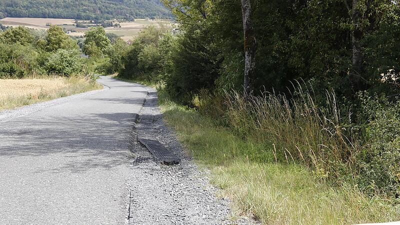 Der mögliche Schleichweg von Gallmersgarten nach Stadtsteinach ist eng, die Bankette liegen tiefer.