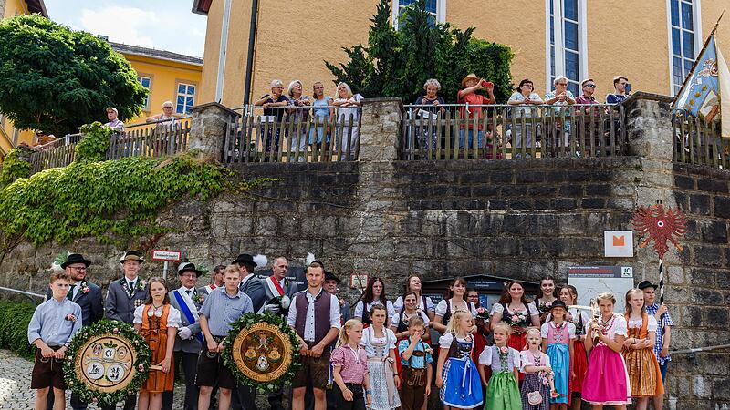 Die Ludwigsstadter Sch&uuml;tzen zogen mit ihren Majest&auml;ten durch die Stadt.