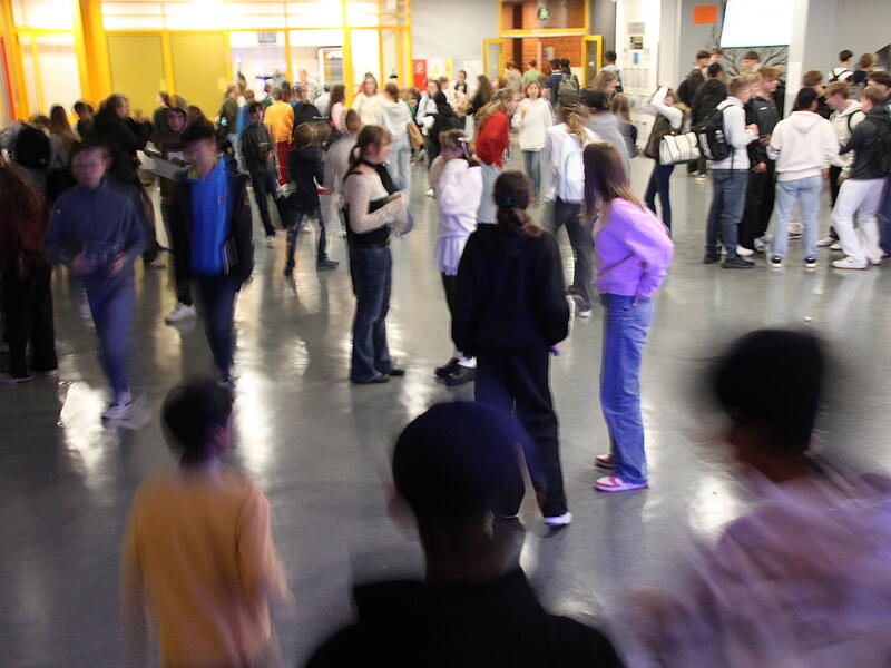 Das Gymnasium in Herzogenaurach: Hier, wie überall in Bayern, wird es mit dem wiedereingeführten G9 im Schuljahr 2025/26 einen zusätzlichen 13. Jahrgang geben.