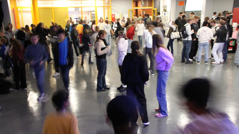 Das Gymnasium in Herzogenaurach: Hier, wie &uuml;berall in Bayern, wird es mit dem wiedereingef&uuml;hrten G9 im Schuljahr 2025/26 einen zus&auml;tzlichen 13. Jahrgang geben.