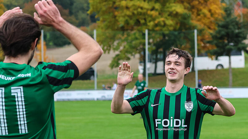 Lukas Bauer jubelt &uuml;ber einen Treffer des TSV Neukenroth.