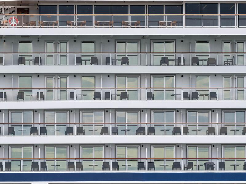 Kreuzfahrtschiff im Ostseebad in Warnem&uuml;nde