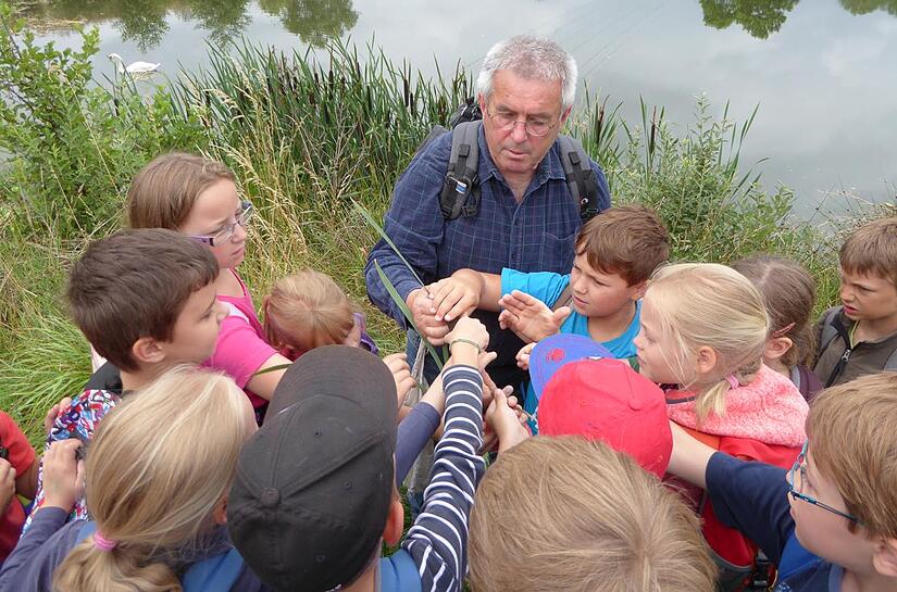 Wenn Erich Schiffelholz Kindern Wissen um die Natur vermitteln kann, dann ist er in seinem Element.