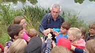 Wenn Erich Schiffelholz Kindern Wissen um die Natur vermitteln kann, dann ist er in seinem Element.