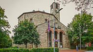 Mit der Erlöserkirche beherbergt Bamberg eines der wichtigen Gebäude der 1920er Jahre, die unter Rückgriff auf historische Formen damals zeitgemäße Architektur schaffen wollten. Mit der Erlöserkirche beherbergt Bamberg eines der wichtigen Gebäude der 1920er Jahre, die unter Rückgriff auf historische Formen damals zeitgemäße Architektur schaffen wollten.