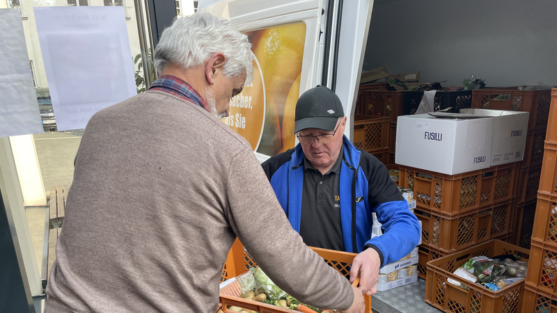Tafel Erlangen On Tour mit der Tafel Erlangen im Landkreis Erlangen-Höchstadt. Tafelfahrer wie Klaus (blaue Jacke) sammeln bei Supermärkten Lebensmittel für bedürftige Menschen ein.