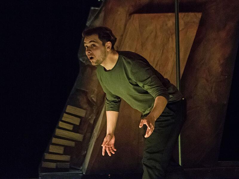 Proben-Impressionen zur Neuinszenierung "Die Dreigroschenoper" am Landestheater Coburg: Florian Graf als Moritatens&auml;nger