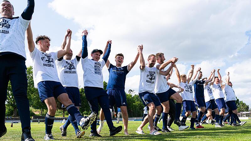 Nach einer b&auml;renstarken Saison feiern die Spieler der SG Hallerndorf die vorzeitige Meisterschaft.Forchheim & Fr&auml;nkische Schweiz