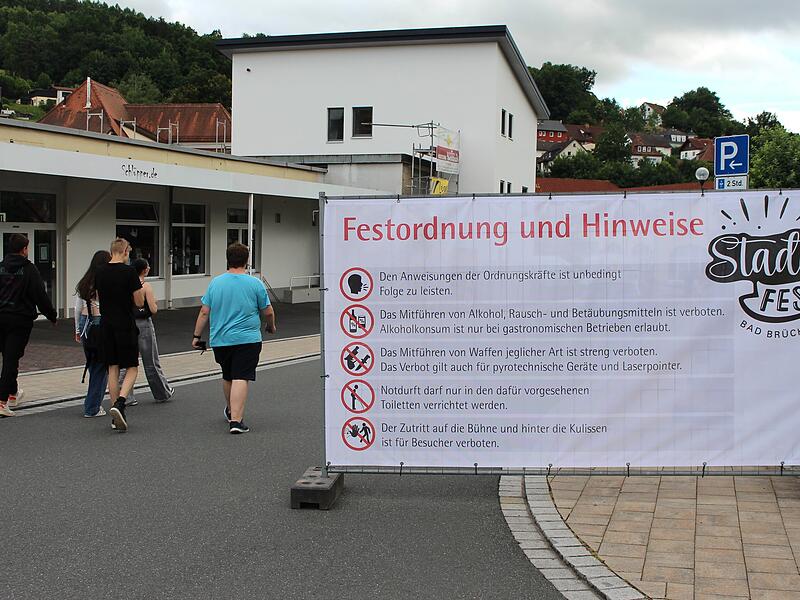 Stadtfest Bad Brückenau 2025Stadtfest Bad Brückenau 2025 Rund um den Sinnauplatz mit der Jugendbühne gab es zu später Stunde Einlasskontrollen.