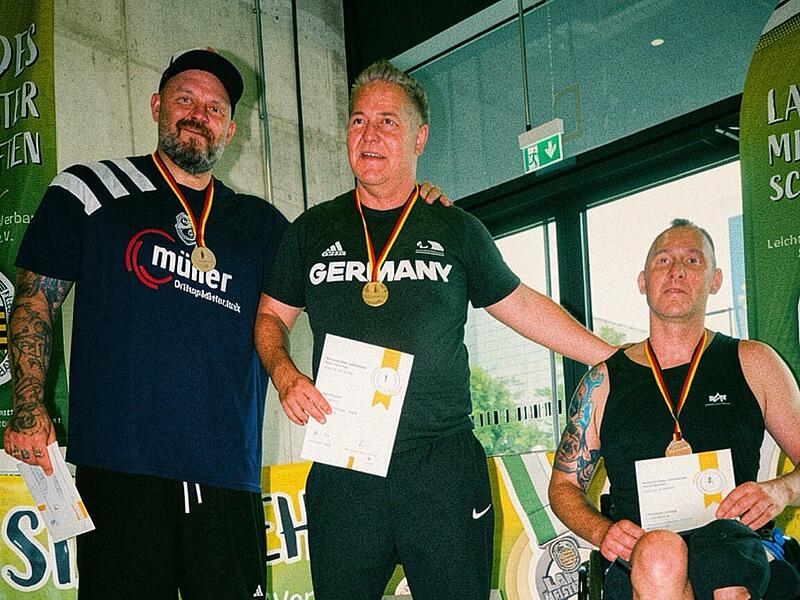 So sehen Sieger aus: Der Niederndorfer Kugelstoßer Andreas Gröbner (li.) bei der Siegerehrung. So sehen Sieger aus: Der Niederndorfer Kugelstoßer Andreas Gröbner (li.) bei der Siegerehrung.