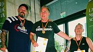 So sehen Sieger aus: Der Niederndorfer Kugelstoßer Andreas Gröbner (li.) bei der Siegerehrung. So sehen Sieger aus: Der Niederndorfer Kugelstoßer Andreas Gröbner (li.) bei der Siegerehrung.