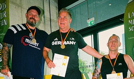 So sehen Sieger aus: Der Niederndorfer Kugelsto&szlig;er Andreas Gr&ouml;bner (li.) bei der Siegerehrung.