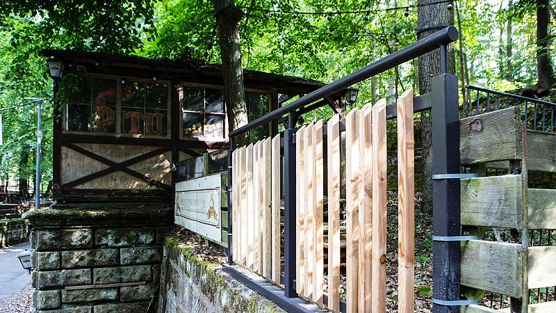 Das neue Geländer aus Holz und Stahl wurde am Mittwochmorgen am Schwanenkeller angebracht.Forchheim & Fränkische Schweiz Das neue Geländer aus Holz und Stahl wurde am Mittwochmorgen am Schwanenkeller angebracht.Forchheim & Fränkische Schweiz