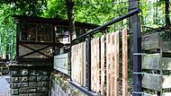 Das neue Geländer aus Holz und Stahl wurde am Mittwochmorgen am Schwanenkeller angebracht.Forchheim & Fränkische Schweiz