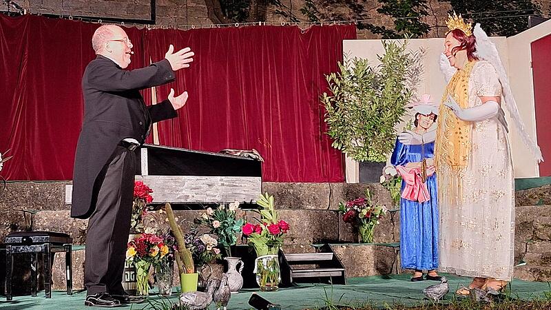 Huldigung f&uuml;r eine kl&auml;gliche &bdquo;K&ouml;nigin der Nacht&ldquo;: Pianist Cosme McMoon ( Markus Arneth) und Florence Foster Jenkins (Anne Rauschmann, rechts). Daneben Foster Jenkins Freundin Dorothy (Sandra Eichelbr&ouml;nner-Fickert).
