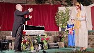 Huldigung für eine klägliche „Königin der Nacht“: Pianist Cosme McMoon ( Markus Arneth) und Florence Foster Jenkins (Anne Rauschmann, rechts). Daneben Foster Jenkins Freundin Dorothy (Sandra Eichelbrönner-Fickert). Huldigung für eine klägliche „Königin der Nacht“: Pianist Cosme McMoon ( Markus Arneth) und Florence Foster Jenkins (Anne Rauschmann, rechts). Daneben Foster Jenkins Freundin Dorothy (Sandra Eichelbrönner-Fickert).
