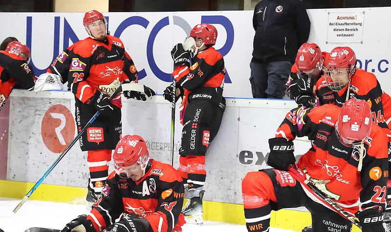 Bitteres Ende im Play-off-Viertelfinale: Die Hawks waren nach der Schlusssirene sehr enttäuscht. Bitteres Ende im Play-off-Viertelfinale: Die Hawks waren nach der Schlusssirene sehr enttäuscht.