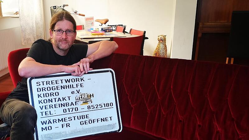 Streetworker Christian Fenn ist seit 25 Jahren im Dienst. Das alte Schild der Kidro (Kissinger Drogenhilfe) hat er aufgehoben.