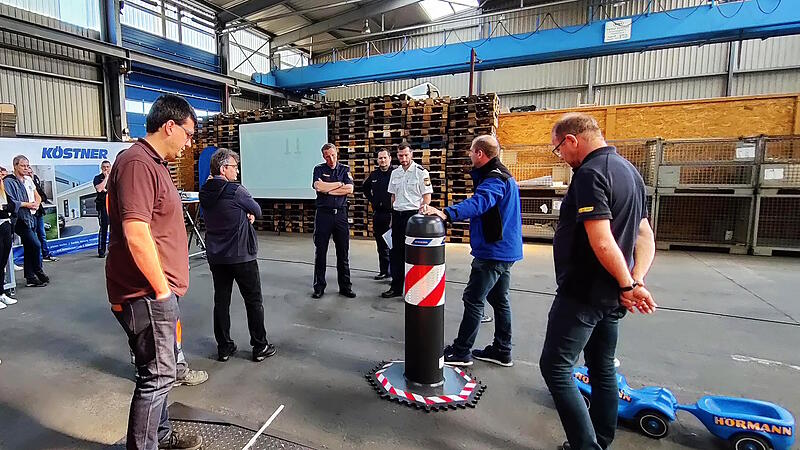 Poller wie dieser sollen sogar einen heranrasenden Lkw stoppen. Das Bild stammt von einer Info-Veranstaltung im K&ouml;stner-Stahlzentrum Bamberg.