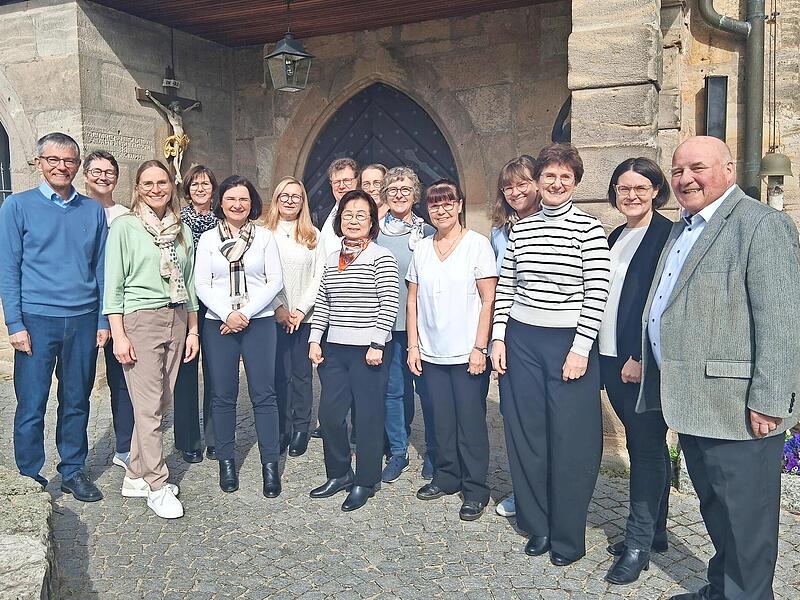 Der Chor Schola Laudate aus Effeltrich mit dem Leiter, Diakon Norbert Naturski, tritt in der Kapelle St. Moritz bei Leutenbach auf. Der Chor Schola Laudate aus Effeltrich mit dem Leiter, Diakon Norbert Naturski, tritt in der Kapelle St. Moritz bei Leutenbach auf.