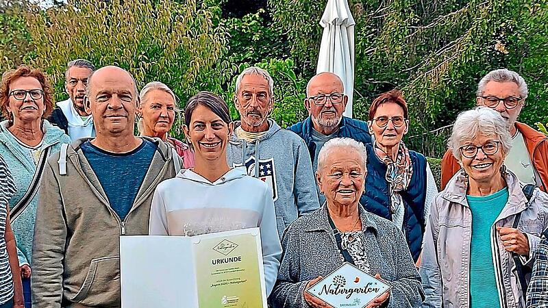Unser Bild entstand bei der &Uuml;bergabe der Urkunden und Plaketten im Garten von Familie Albert in Wirmsthal. Es zeigt den Vorsitzenden des Kreisverbandes f&uuml;r Gartenkultur und Landespflege Markus Stockmann (links), die Bewerter und alle ausgezeichnet...