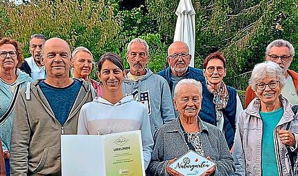 Unser Bild entstand bei der Übergabe der Urkunden und Plaketten im Garten von Familie Albert in Wirmsthal. Es zeigt den Vorsitzenden des Kreisverbandes für Gartenkultur und Landespflege Markus Stockmann (links), die Bewerter und alle ausgezeichnet... Unser Bild entstand bei der Übergabe der Urkunden und Plaketten im Garten von Familie Albert in Wirmsthal. Es zeigt den Vorsitzenden des Kreisverbandes für Gartenkultur und Landespflege Markus Stockmann (links), die Bewerter und alle ausgezeichnet...