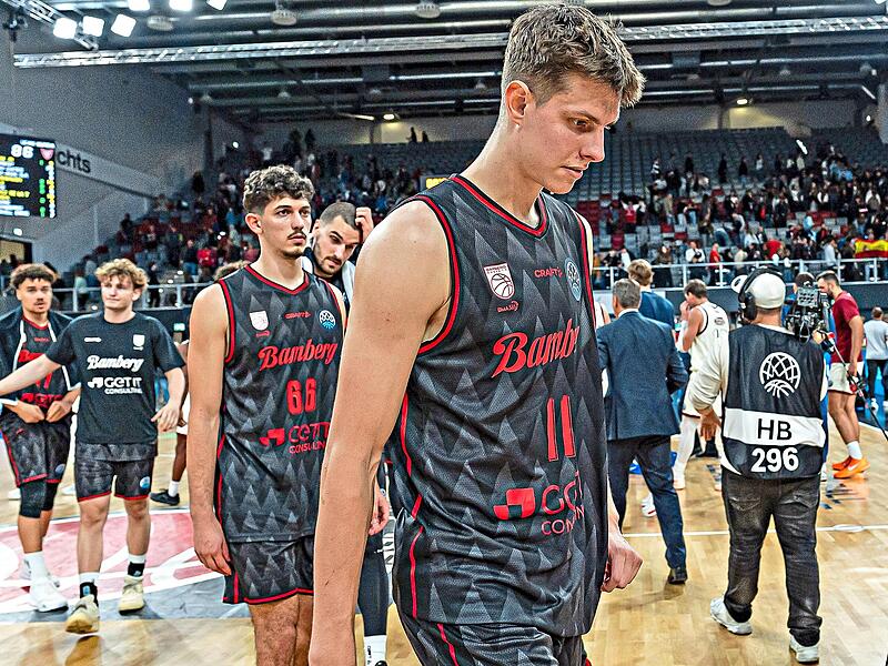 Hängende Köpfte bei Richard Balint (vorne), Yuval Hochstadter (links) & Co. nach der deutlichen Bamberger Heimniederlage gegen Murcia. Daniel Löb Hängende Köpfte bei Richard Balint (vorne), Yuval Hochstadter (links) & Co. nach der deutlichen Bamberger Heimniederlage gegen Murcia. Daniel Löb