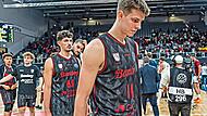 Hängende Köpfte bei Richard Balint (vorne), Yuval Hochstadter (links) & Co. nach der deutlichen Bamberger Heimniederlage gegen Murcia. Daniel Löb Hängende Köpfte bei Richard Balint (vorne), Yuval Hochstadter (links) & Co. nach der deutlichen Bamberger Heimniederlage gegen Murcia. Daniel Löb