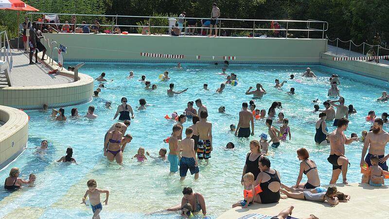 Im Sommer suchen die Menschen die Abkühlung im Schwimmbad wie hier im Bamberger Stadionbad.