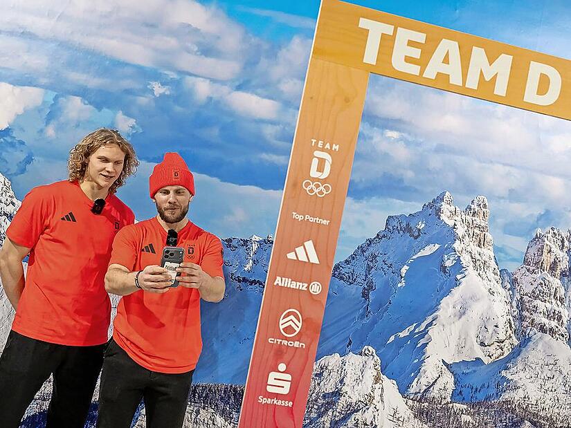 Der Ha&szlig;furter Parker Tuomie (rechts) mit seinem Teamkollegen Korbinian Geibel.