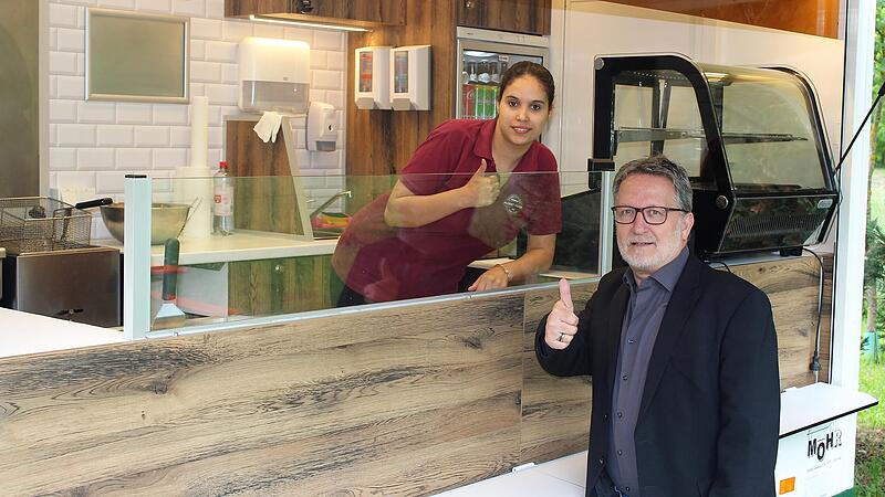 Daumen hoch: Marktstefts B&uuml;rgermeister Thomas Reichert ist froh, dass es am Ortseingang direkt neben dem Radweg wieder einen Imbiss gibt.