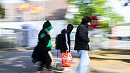 Drei Geflüchtete gehen zur Landesaufnahmebehörde Niedersachsen am Standort Braunschweig.Migrationsabkommen sollen dabei helfen,,die Zahl der Asylanträge zu senken.