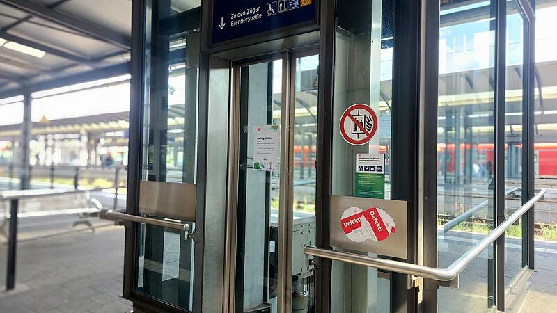 Defekt-Aufkleber verdecken die Kn&ouml;pfe, mit denen Reisende am Bamberger Bahnhof normalerweise den Aufzug bedienen konnten.