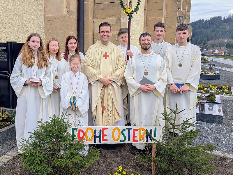Mit &bdquo;Frohe Ostern&ldquo; wurden die Gl&auml;ubigen in Wallenfels empfangen.
