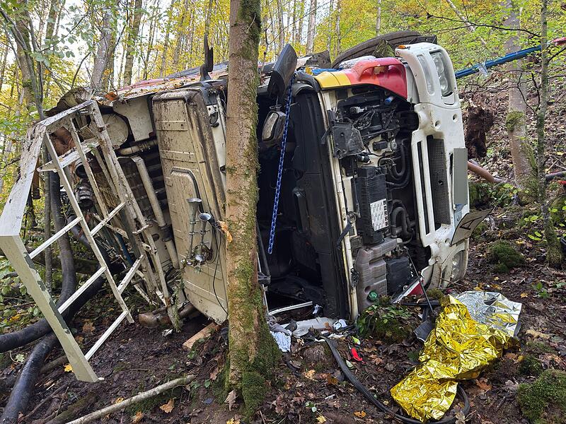 Lastwagen st&uuml;rzt Hang hinunter - ein Toter, ein Verletzter
