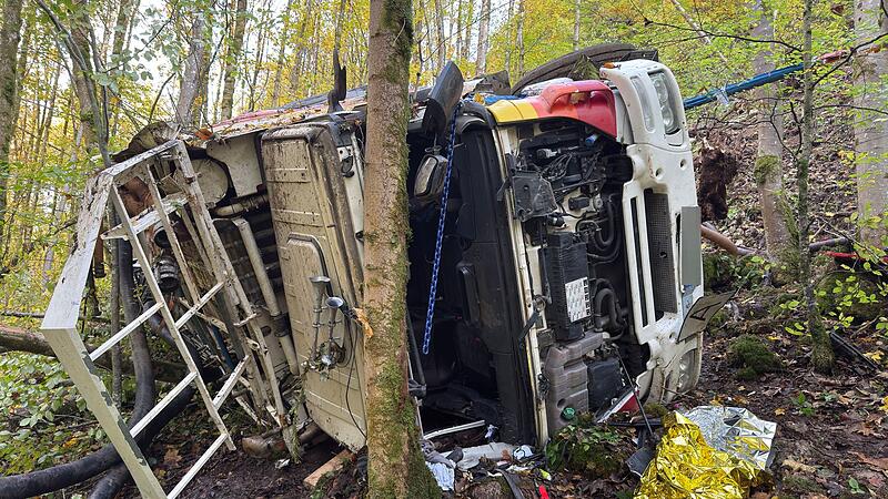 Lastwagen stürzt Hang hinunter - ein Toter, ein Verletzter Lastwagen stürzt Hang hinunter - ein Toter, ein Verletzter