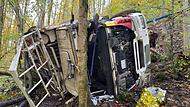 Lastwagen st&uuml;rzt Hang hinunter - ein Toter, ein Verletzter