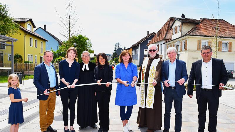 Im Beisein von (v. l.) Franz Ullrich, Emmi Zeulner, Pfarrer Rudolf Ranzenberger, B&uuml;rgermeisterin Christine Frie&szlig;, Zweiter B&uuml;rgermeisterin Susanne Bock von W&uuml;lfingen, Pater Rufus, Regierungsvizepr&auml;sident Thomas Engel und Stadtbaumeister Markus P&uuml;lz...