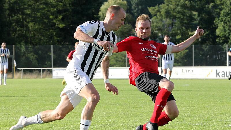 Keine Angst vor gro&szlig;en Namen: Der Pettstadter Markus Eberlein (r.) f&uuml;hrt energisch den Zweikampf gegen den Burghausener Zweifachtorsch&uuml;tzen Thomas Winklbauer.